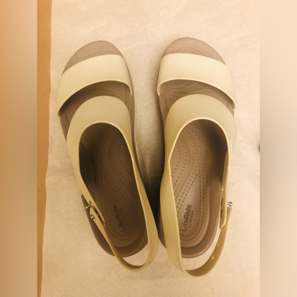 Crocs Brooklyn low wedge sandal Sz 8